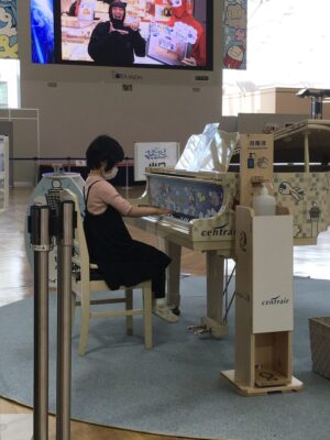 場所が違いますが、中部国際空港のストリートピアノも弾きました☺️